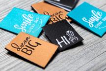 Designer-labelsetti 'Happy Notes' by Unikati - Nimikenumero 9136