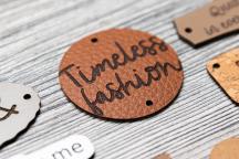 Pyöreä omenanahkaetiketti kaiverruksella 'Timeless fashion' - Nimikenumero 3003