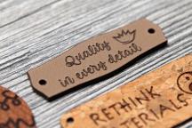 Kaktuskeinonahkaetiketti kaiverruksella 'Quality in every detail' - Nimikenumero 3003