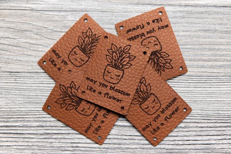 Designer-labelsetti 'Bloom & Flower' by Unikati (Omena keinonahka) - Nimikenumero 9131