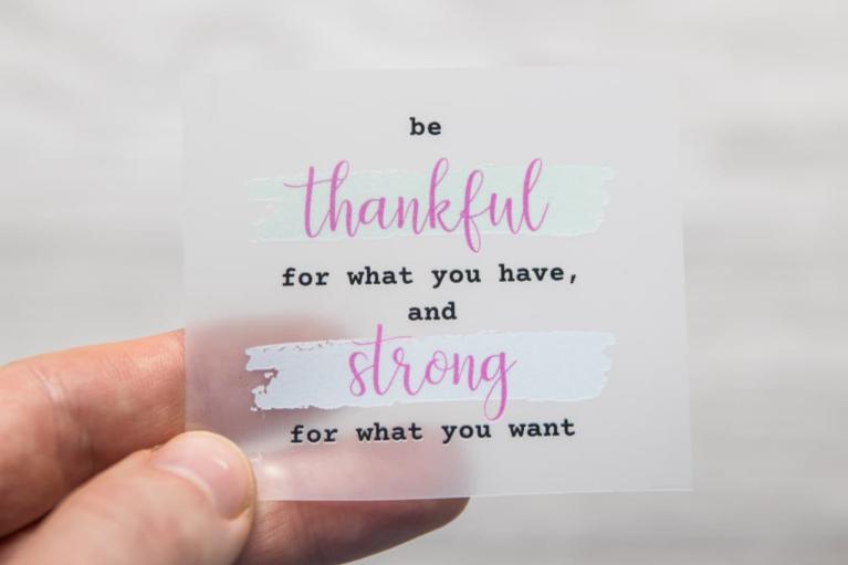 Suunnittelijan silityskuva \"be thankful...\" – Unikati – Bag Design (Nimikenumero 9401)