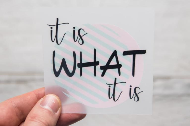 Suunnittelijan silityskuva \"it is WHAT it is\" – Unikati – Bag Design (Nimikenumero 9404)