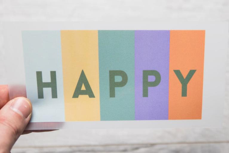 Suunnittelijan silityskuva \"HAPPY\" – Unikati – Bag Design (Nimikenumero 9406)