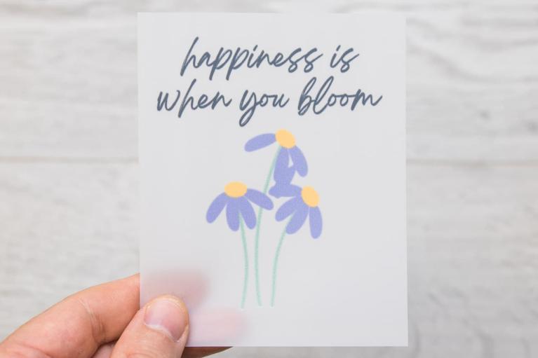 Suunnittelijan silityskuva \"happiness is...\" – Unikati – Bag Design (Nimikenumero 9414)