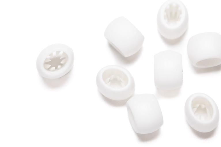 Valkoiset muoviset liukulukot yhdensuuntaiseen kiinnittämiseen käytettäväksi tapahtumarannekkeisiin (Nimikenumero 2810)