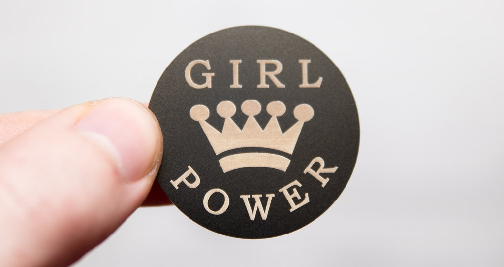 Girl Power\" metallitarra, titaanimusta